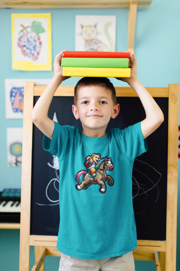 Ein Kind steht vor der Tafel und hat Bücher auf dem Kopf. Es trägt ein Shirt mit einem Bären, der auf einem Pferd reitet.