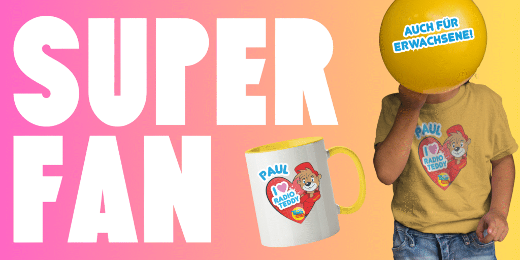 Ein Kind bläst einen gelben Luftballon auf. Es trägt ein gelbes Shirt mit seinem Namen Paul und einem Bild mit einem Herz und dem Radio TEDY-Teddy. Es steht "I Love Radio TEDDY" darauf. Außerdem ist eine Tasse mit demselben Bild abgebildet. Die Tasse ist außen weiß und innen gelb. Auf dem Ballon steht: Auch für Erwachsene. Neben beiden Artikeln steht in großen weißen Buchstaben: SUPER FAN.